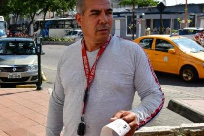 Carlos Garzón se lamentaba luego de recibir la multa por supuestamente exceder el tiempo límite de parqueo, la mañana de este miércoles 26 de junio.