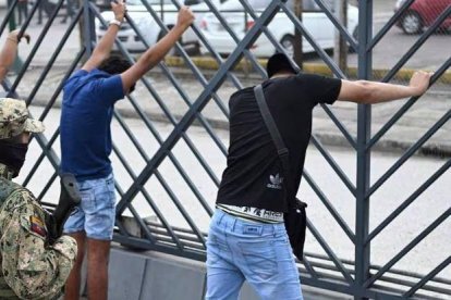 La medida permite a las autoridades ingresar a domicilios y hacer allanamientos sin orden judicial.