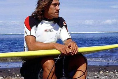 Tamayo Perry no solo era un actor secundario en la exitosa franquicia de Walt Disney, donde apareció en la entrega de En mareas misteriosas (2011), sino también un reconocido surfista y guardacostas en Honolulu (Estados Unidos)