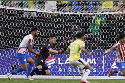 En la fecha 2 de la fase de grupos, Brasil ganó 4-1 a Paraguay.