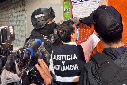 Instante en que personal de la Intedencia y Municipio colocan el sello de clausura.