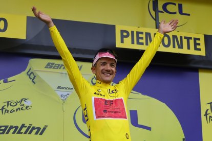 La Locomotora del Carchi en lo alto del podio de la clasificación del Tour de Francia 2024.