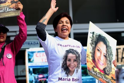 Elizabeth Otavalo, madre de Bernal, grita por justicia durante un plantón.