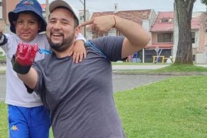 Junto al pequeño Maykel, a quien le donó una prótesis.