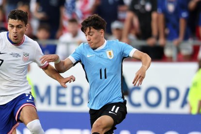 Giovanni Reyna de Estados Unidos y Facundo Pellistri de Uruguay en la despedida de la anfitriona de la Copa América.