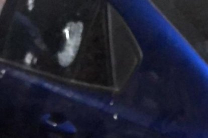 El auto recibió varios impactos de bala.