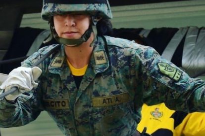 La joven se hizo militar porque quería seguir el ejemplo de su padre.