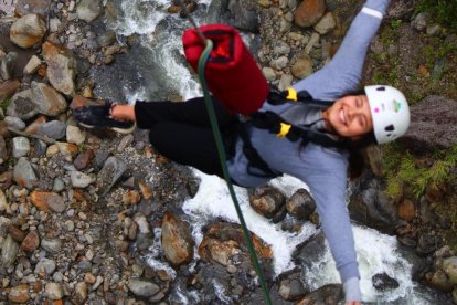 Viviana en un paseo atada por un cabo en medio de un riachuelo