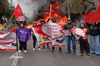 Se registran cierres de vías en Quito por el alza de los precios de los combustibles.