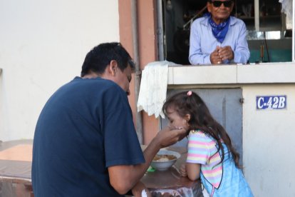 Un exestudiante lleva a su hija, también vicentina, a comer al negocio del ‘Chino’.
