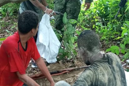 Los detenidos empezaron a desenterrar las sustancias.