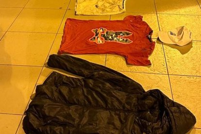 Entre las evidencias hay un carro y vestimenta.