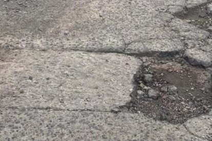 Los baches tienen más de 10 cm de profundidad.