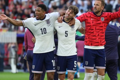 Los ingleses Bellinghan (i), Jones y Kane festejaron la clasificación a semifinales