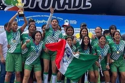 El equipo de Naranjal femenino fue campeón invictos, estaban dirigidas por el DT Efren Santilo,