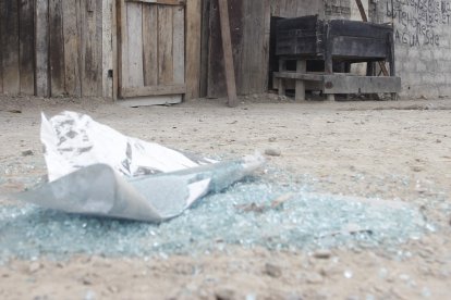 En el sitio del crimen aún quedaban restos de los vidrios del carro de García.