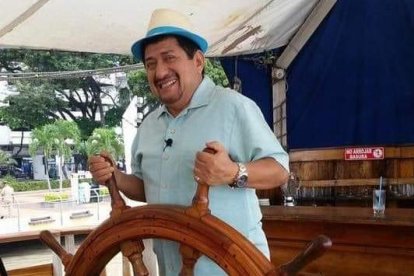 Aladino es un cantante ecuatoriano de rockola.