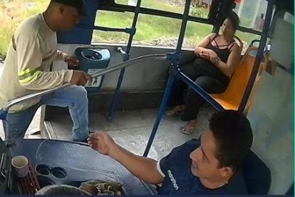 Parte de la grabación del asalto en el bus y secuestro del conductor.