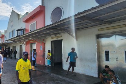 Hay temor y silencio entre los trabajadores y comerciantes del puerto.