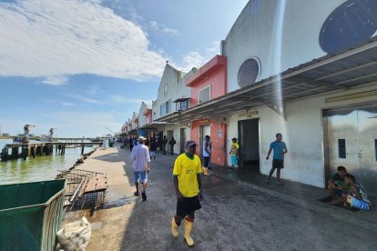 Hay temor y silencio entre los trabajadores y comerciantes del puerto.