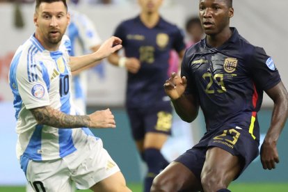 Houston (United States), 05/07/2024.- Argentina forward Lionel Messi (L) in action against Ecuador midfielder Moisés Caicedo (R) during the CONMEBOL Copa America 2024 quarterfinals soccer match between Argentina and Ecuador, in Houston, Texas, USA, 04 July 2024. EFE/EPA/LESLIE PLAZA JOHNSON