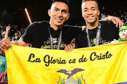 Jugando en León, Byron Castillo (d) y Ángel Mena celebraron el título de la Liga de Campeones de la Concachampions