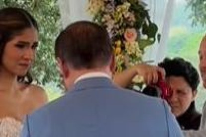 Pamela Sambrano en el momento de la ceremonia.