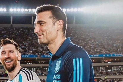 Lionel Scaloni y Lionel Messi celebrando el triunfo albiceleste.