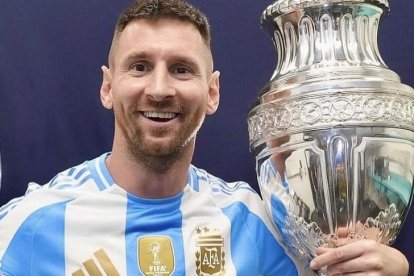 Lionel Messi levantando su segundo Copa América.