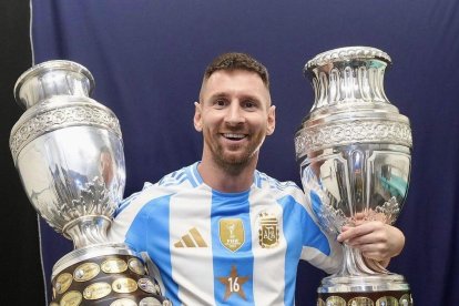 Lionel Messi levantando su segundo Copa América.