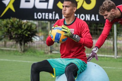 Justin Cornejo y Javier Burrai, arqueros del Barcelona de Guayaquil.