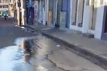 Una fuga de agua en Tumbaco, parroquia del oriente de Quito.