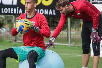 Justin Cornejo en uno de los entrenamientos con Javier Burrai.