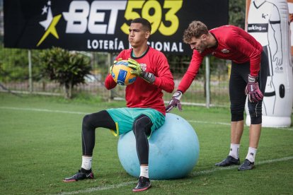 Justin Cornejo en uno de los entrenamientos con Javier Burrai.