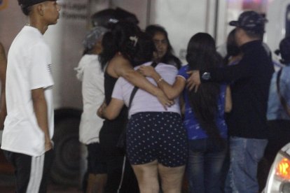 Personas allegadas a los occisos acudieron al lugar, para comprobar la noticia.