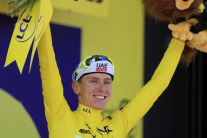Superdevoluy (France), 17/07/2024.- Slovenian rider Tadej Pogacar of UAE Team Emirates celebrates in the overall leader's yellow jersey on the podium after the 17th stage of the 2024 Tour de France cycling race over 177km from Saint-Paul-Trois-Chateaux to Superdevoluy, France, 17 July 2024. (Ciclismo, Francia, Eslovenia) EFE/EPA/GUILLAUME HORCAJUELO