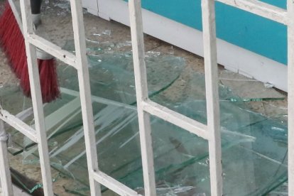 En una de las farmacias aún estaban los restos de vidrios rotos de una vitrina por los tiros.