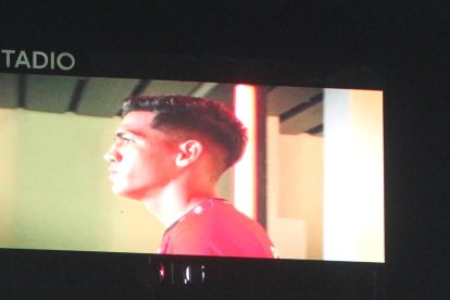 Justin Cornejo en un vídeo que se presentó en el estadio Monumental.