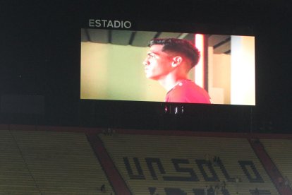 Justin Cornejo en un vídeo que se presentó en el estadio Monumental.