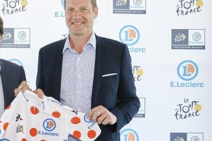 El maillot de puntos rojos es entregado al ciclista con más puntos en la montaña.