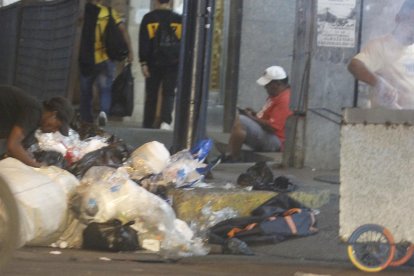 Los chamberos y comerciantes informales generan desorden y desaseo en el sector de la Bahía.