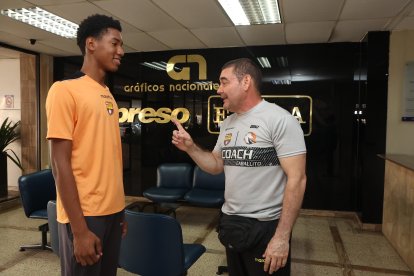 Corozo y el profesor Enrique Cevallos, con quien ha trabajado todos estos meses.