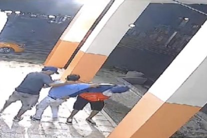 Otro de los robos que la cámara del negocio en el que labora Ezequiel ha captado.