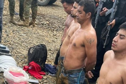 En los operativos realizados en el sector minero detuvieron a una docena de sospechosos, decomisaron armas, municiones de fusil y explosivos.