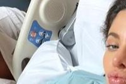 Constanza Baéz con su familia en la maternidad.