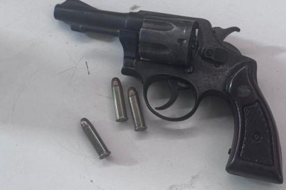 Un revólver fue encontrado durante el operativo contra La Rana.