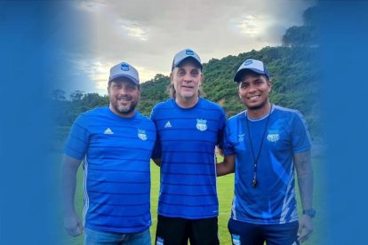 Con sus amigos de Emelec, Carlos Juárez y Jefferson Pinto.
