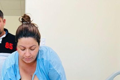 La madre primeriza aprende a atender a nene.