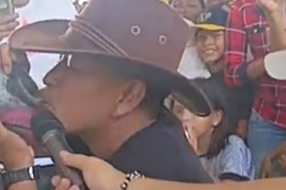 Aquí podemos ver el beso en agradecimiento a la burra.