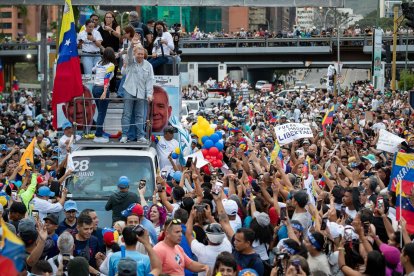 Simpatizantes del candidato Edmundo González Urrutia durante su cierre de campaña.